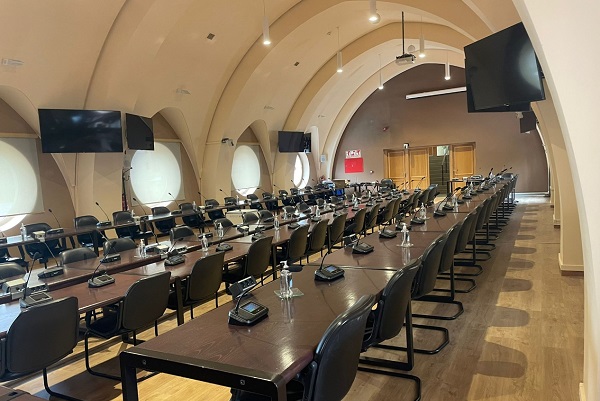 Commande et réglages initiaux des commutateurs d'équipement du système de sonorisation du hall de réunion