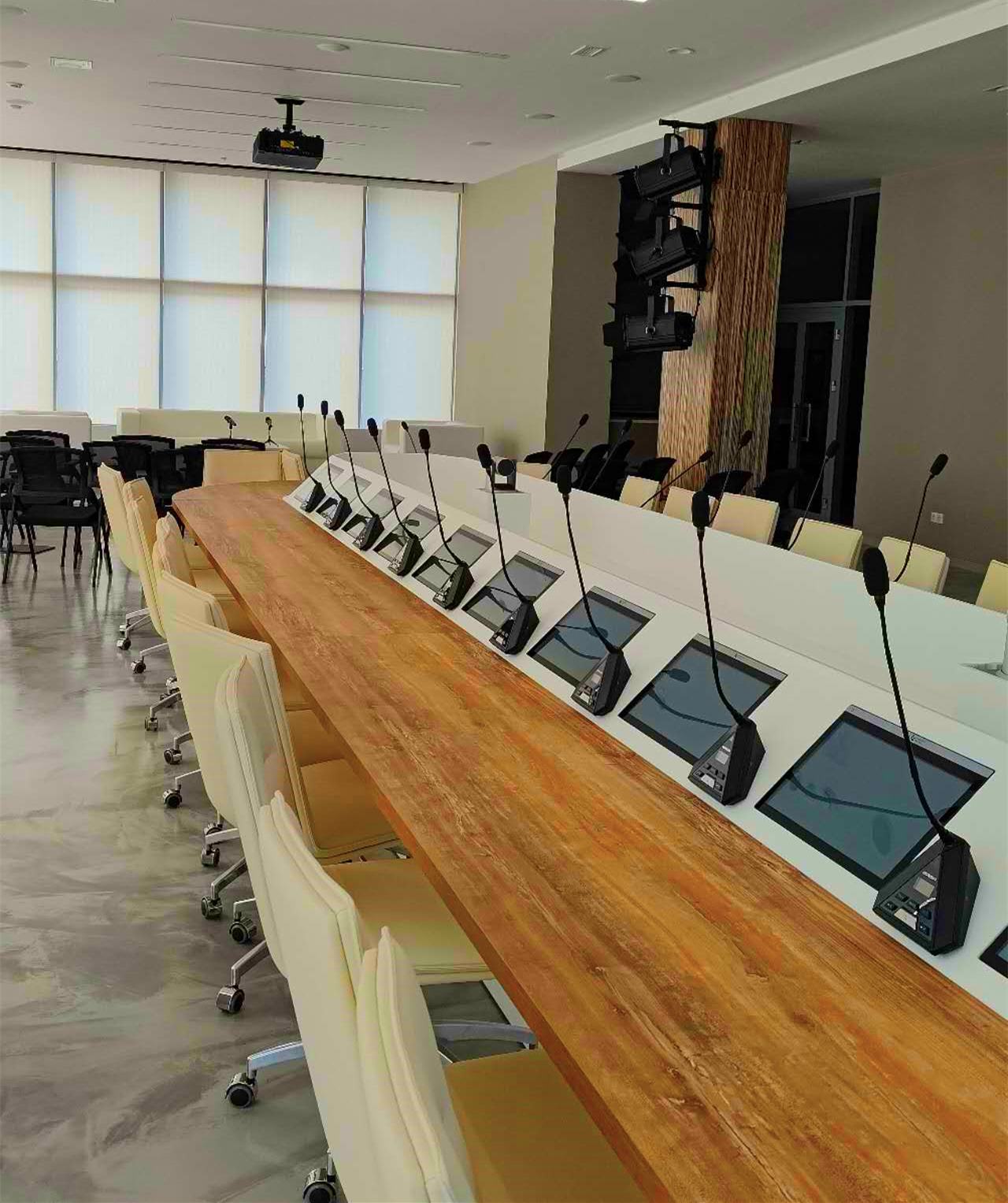 Comment choisir les bons microphones de réunion de conférence pour votre salle de réunion