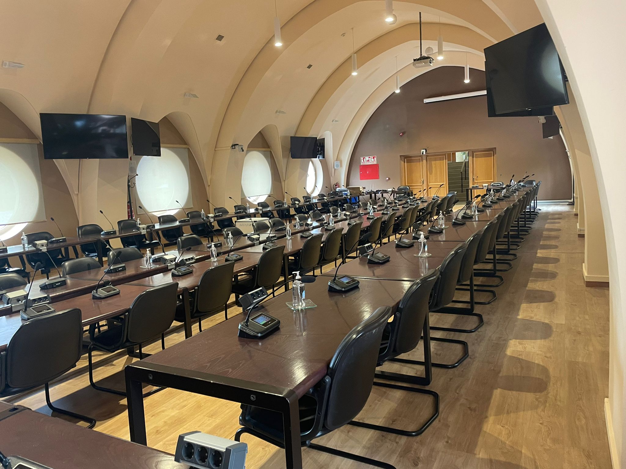 À quel appareil l'hôte du système de conférence numérique apparaît-il?