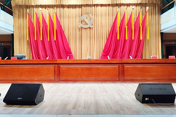 Quels sont les composants d'un système de sonorisation pour salle de conférence?