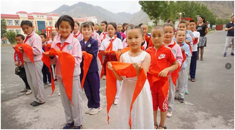  Gonsin In le Xinjiang apporte l'amour aux enfants dans les montagnes 