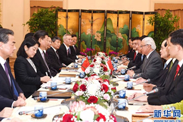 Gonsin aide le président Xi à rendre visite à Singapour