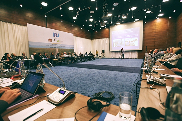 Discussion future sur les tendances en matière de développement des systèmes de discussion des conférences
